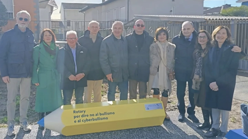 Galliate; inaugurata panchina gialla, simbolo lotta contro bullismo e cyberbullismo
